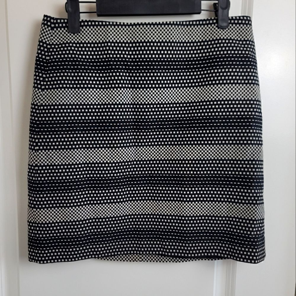 LOFT Black and White Patterned Pencil Skirt